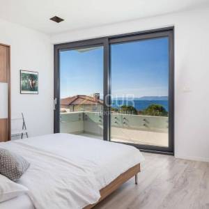 Kostrena, moderna vila s bazenom