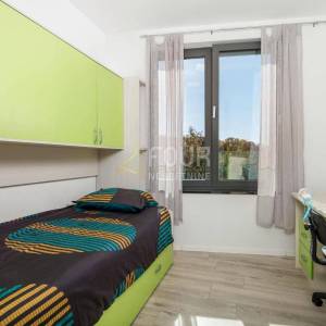Kostrena, moderna vila s bazenom