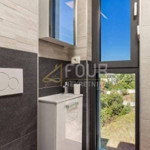 Kostrena, moderna vila s bazenom