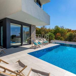 Kostrena, moderna vila s bazenom
