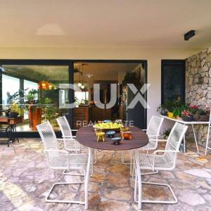 KOSTRENA - Predivna vila s bazenom na parceli od 2200m2