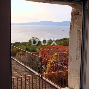 KOSTRENA - Primorska kuća s pogledom na more