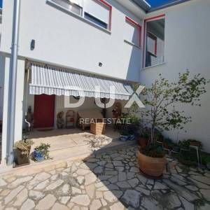 KOSTRENA, RIJEKA - obiteljska vila s bazenom i dva stana