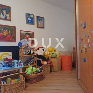 KOSTRENA, RIJEKA - obiteljska vila s bazenom i dva stana