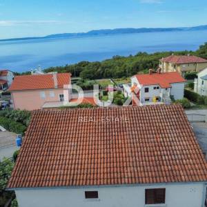 KOSTRENA, RIJEKA - samostojeća kuća s okućnicom i pogledom na more, mirna ulica, 400m od mora