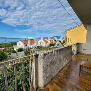 KOSTRENA, RIJEKA - samostojeća kuća s okućnicom i pogledom na more, mirna ulica, 400m od mora