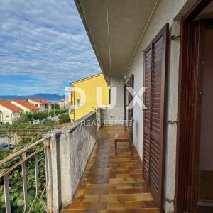 KOSTRENA, RIJEKA - samostojeća kuća s okućnicom i pogledom na more, mirna ulica, 400m od mora