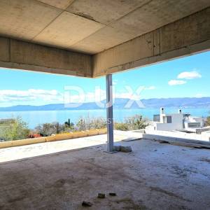 KOSTRENA - Stan s bazenom, garažom, liftom i pogledom na more