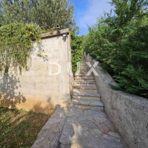 KOSTRENA - Vila s bazenom primorskog stila