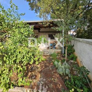 KOSTRENA - Vila s bazenom primorskog stila