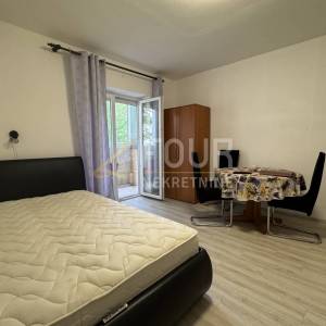 Kraljevica, 27.95m2, uređena garsonijera s balkonom, blizina mora