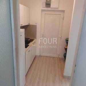 Kraljevica, 27.95m2, uređena garsonijera s balkonom, blizina mora