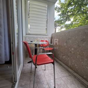 Kraljevica, 27.95m2, uređena garsonijera s balkonom, blizina mora