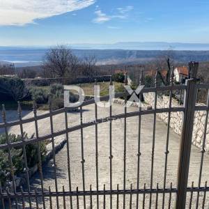 KRALJEVICA, ŠMRIKA - samostojeća kuća s bazenom, garažom, okućnicom i pogledom na more! PRILIKA!