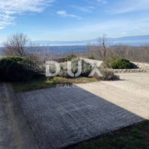 KRALJEVICA, ŠMRIKA - samostojeća kuća s bazenom, garažom, okućnicom i pogledom na more! PRILIKA!