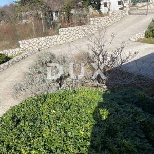 KRALJEVICA, ŠMRIKA - samostojeća kuća s bazenom, garažom, okućnicom i pogledom na more! PRILIKA!