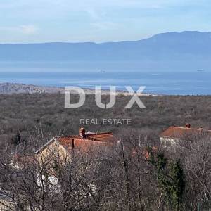 KRALJEVICA, ŠMRIKA - samostojeća kuća s bazenom, garažom, okućnicom i pogledom na more! PRILIKA!