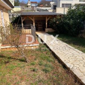 KRALJEVICA, ŠMRIKA - samostojeća kuća s bazenom, garažom, okućnicom i pogledom na more! PRILIKA!
