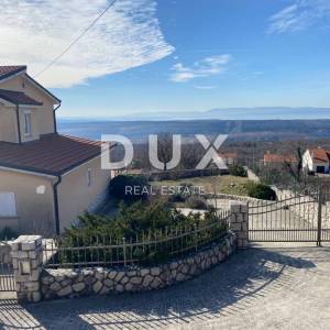 KRALJEVICA, ŠMRIKA - samostojeća kuća s bazenom, garažom, okućnicom i pogledom na more! PRILIKA!