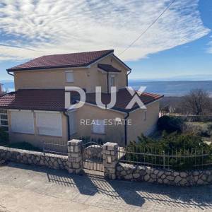 KRALJEVICA, ŠMRIKA - samostojeća kuća s bazenom, garažom, okućnicom i pogledom na more! PRILIKA!