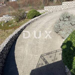 KRALJEVICA, ŠMRIKA - samostojeća kuća s bazenom, garažom, okućnicom i pogledom na more! PRILIKA!