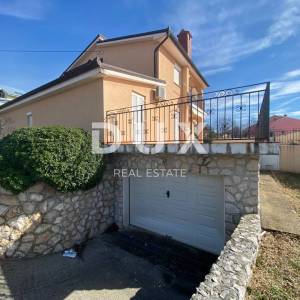 KRALJEVICA, ŠMRIKA - samostojeća kuća s bazenom, garažom, okućnicom i pogledom na more! PRILIKA!