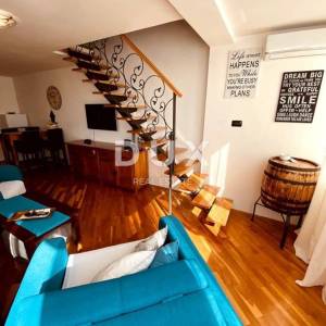 KRALJEVICA - stan 56 m2, dvoetažan uređen apartman!!!!