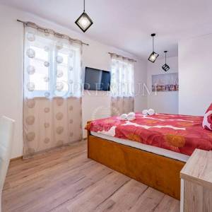 Kras, kuća s bazenom i velikom okućnicom, novogradnja!