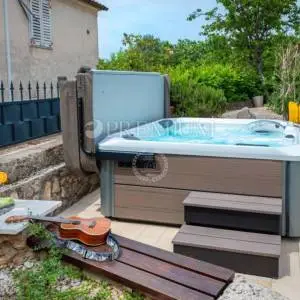 Kras, prekrasno adaptirana kamena kuća s okućnicom!