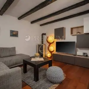 Kras, prekrasno adaptirana kamena kuća s okućnicom!