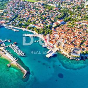 KRK, BAŠKA - Zemljište s 4 objekta pored mora s velikim potencijalom. NOVO! 