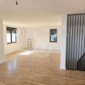 Krk, dvoetažni apartman s krovnom terasom i bazenom!