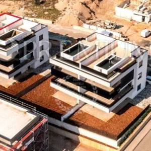 Krk, dvoetažni apartman s krovnom terasom i bazenom!