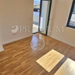 Krk, dvoetažni apartman s krovnom terasom i bazenom!