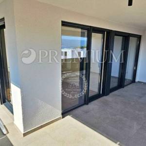 Krk, dvoetažni apartman s krovnom terasom i bazenom!