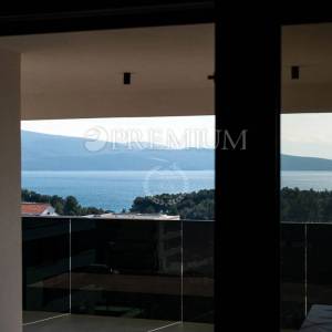 Krk, dvoetažni apartman s krovnom terasom i bazenom!