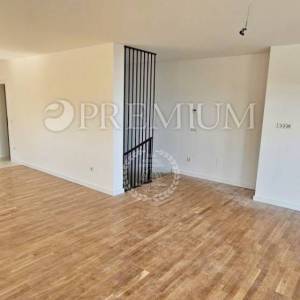 Krk, dvoetažni apartman s krovnom terasom i bazenom!