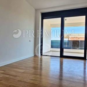 Krk, dvoetažni apartman s krovnom terasom i bazenom!