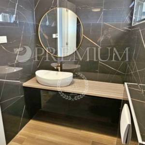 Krk, dvoetažni apartman s krovnom terasom i bazenom!