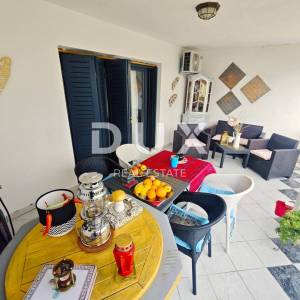 KRK, MALINSKA - Dvosobni apartman, garaža, okućnica, 350 metara od mora!