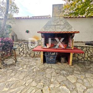 KRK, MALINSKA - Dvosobni apartman, garaža, okućnica, 350 metara od mora!
