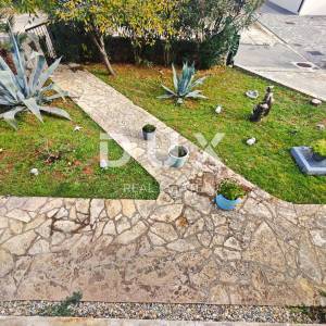 KRK, MALINSKA - Dvosobni apartman, garaža, okućnica, 350 metara od mora!