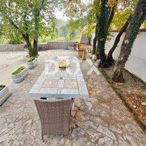 KRK, MALINSKA - Dvosobni apartman, garaža, okućnica, 350 metara od mora!