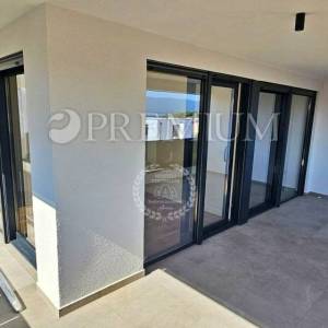 Krk, novogradnja, apartman s krovnom terasom!
