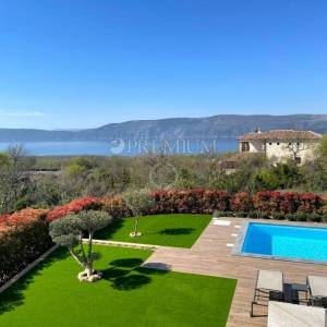 Krk, okolica, impozantna vila s pogledom na more i bazenom!