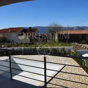 Krk, okolica, kuća od 171 m2 s bazenom i pogledom na more!