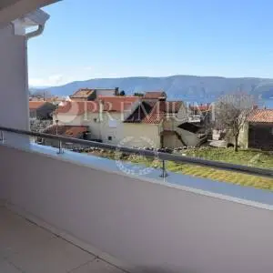 Krk, okolica, kuća od 171 m2 s bazenom i pogledom na more!