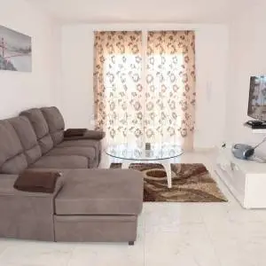 Krk, okolica, kuća od 171 m2 s bazenom i pogledom na more!