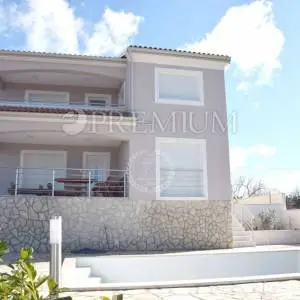 Krk, okolica, kuća od 171 m2 s bazenom i pogledom na more!