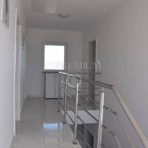 Krk, okolica, kuća od 171 m2 s bazenom i pogledom na more!